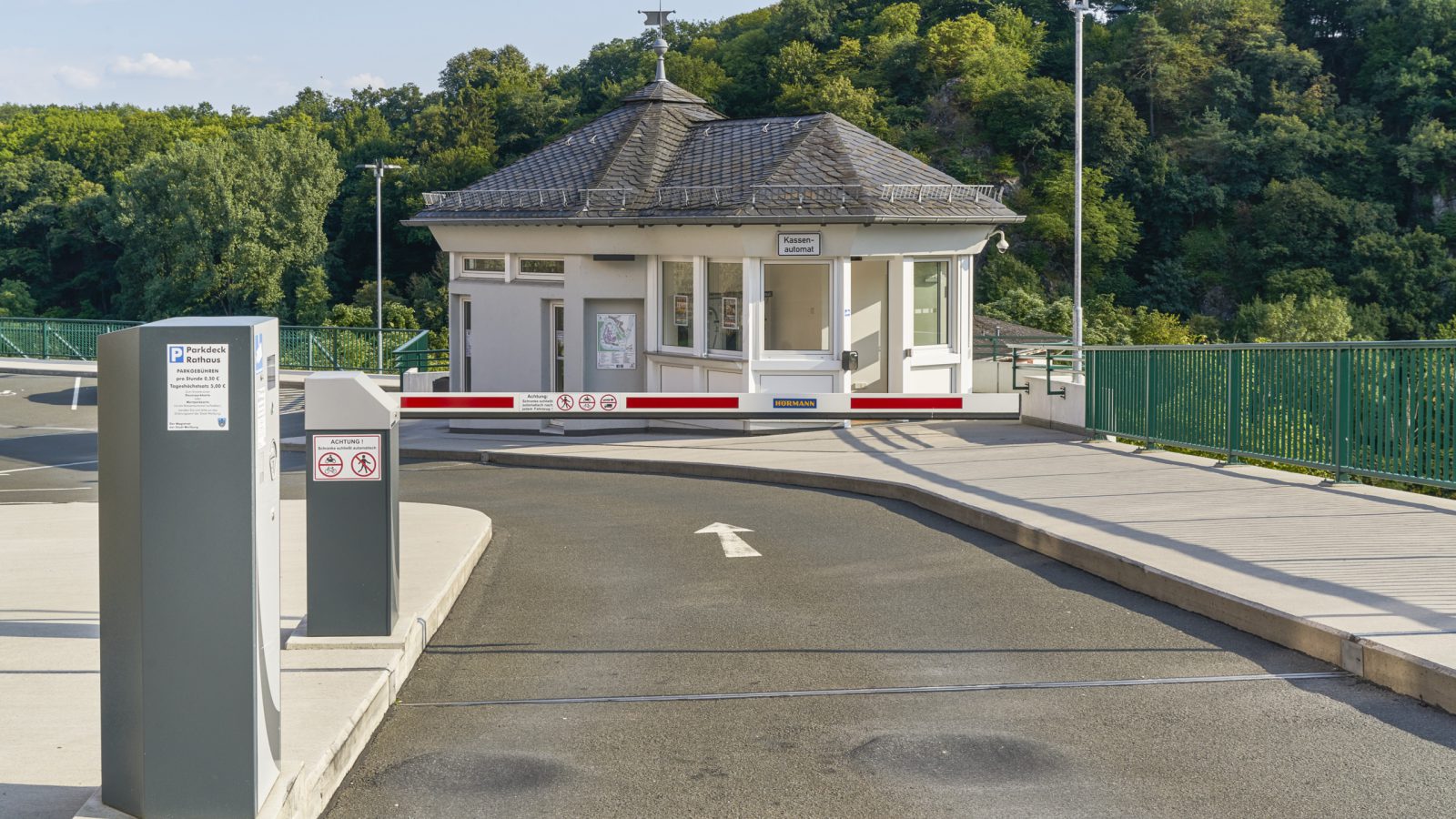 SH 300 mit Schrankenflachbaum (Hörmann)