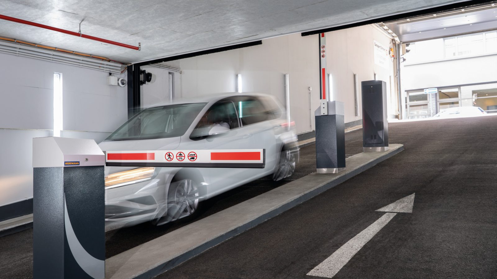 SH 300 mit Schrankenflachbaum (Hörmann)